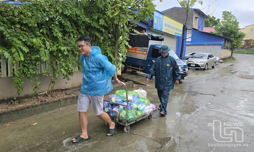 Nhu yếu phẩm được cung ứng đến nhân dân vùng ngập úng.