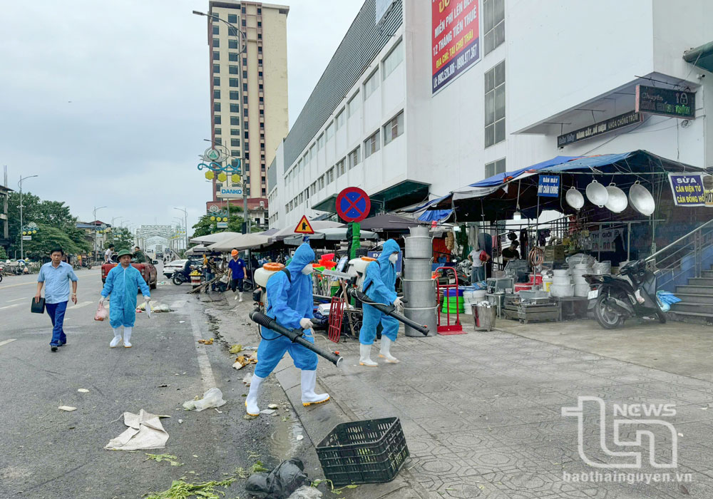 Phun hóa chất khử khuẩn môi trường tại khu vực chợ Thái.