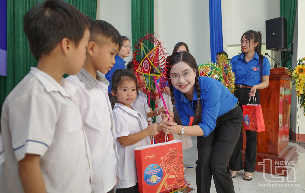 Đồng chí Nguyễn Phạm Duy Trang trao quà trung thu cho học sinh xã Bàn Đạt (Phú Bình).