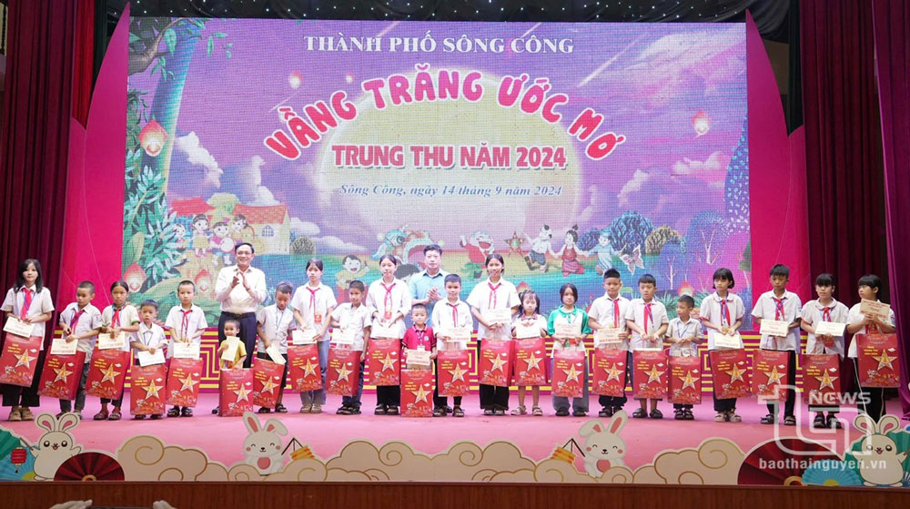 Đồng chí Phạm Văn Thọ, Uỷ viên Ban Thường vụ, Trưởng Ban Nội chính Tỉnh uỷ trao quà cho trẻ em có hoàn cảnh khó khăn trên địa bàn TP. Sông Công. 