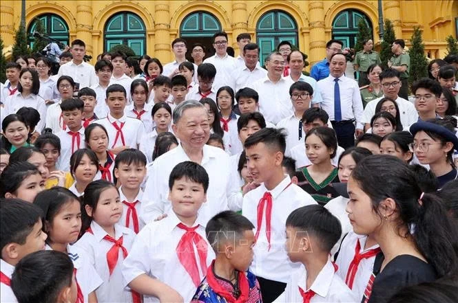 Tổng Bí thư, Chủ tịch nước Tô Lâm gặp mặt và biểu dương các cháu học sinh là con liệt sĩ công an, con đỡ đầu Hội phụ nữ Công an, con nuôi Công an xã, con cán bộ, chiến sĩ đạt giải quốc gia, quốc tế năm học 2023-2024. (Ảnh: TTXVN)