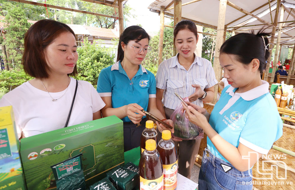 Các gian hàng tham gia giao lưu thu hút đông đảo người dân tham quan, mua sắm.