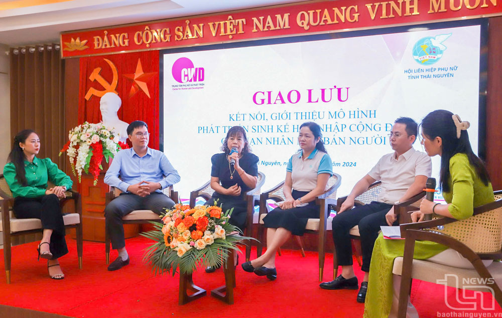 Hội viên phụ nữ được tham gia tọa đàm về thương mại điện tử, kết nối, hỗ trợ tiêu thụ sản phẩm qua sàn thương mại điện tử trong khuôn khổ hoạt động giao lưu.