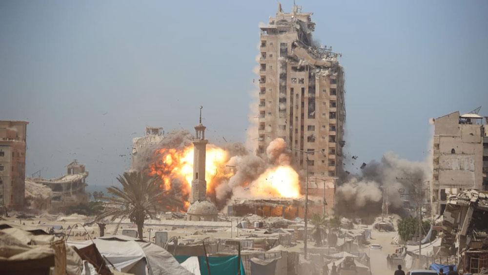 Quân đội Israel không kích tòa nhà cao tầng ở thành phố Gaza. Ảnh: IDF
