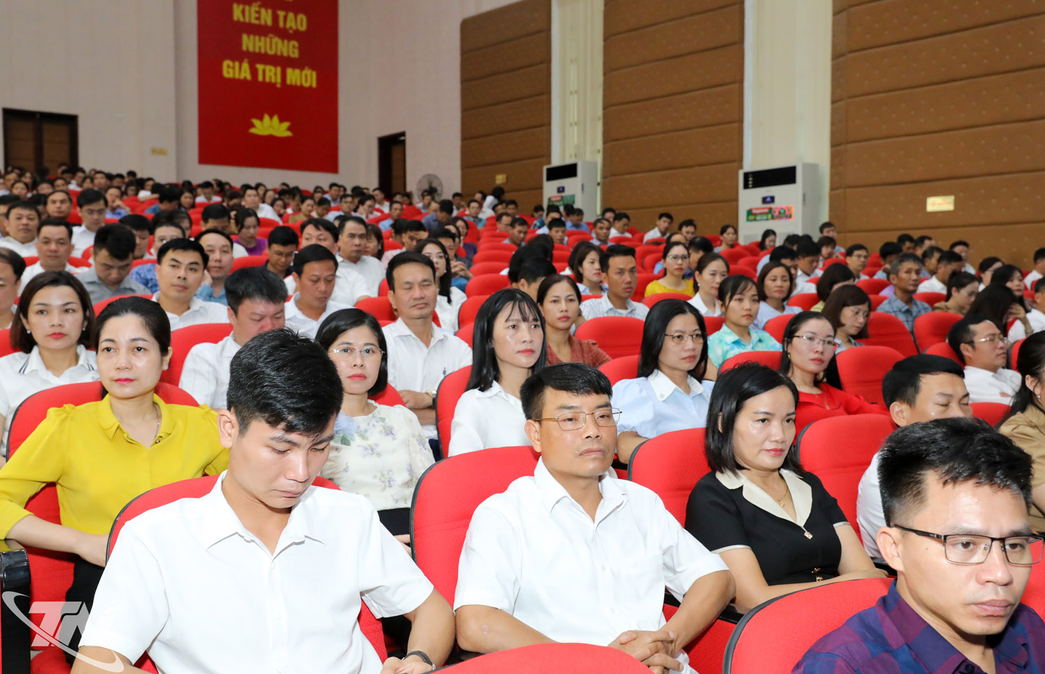 Các đại biểu và học viên tham gia lớp bồi dưỡng.