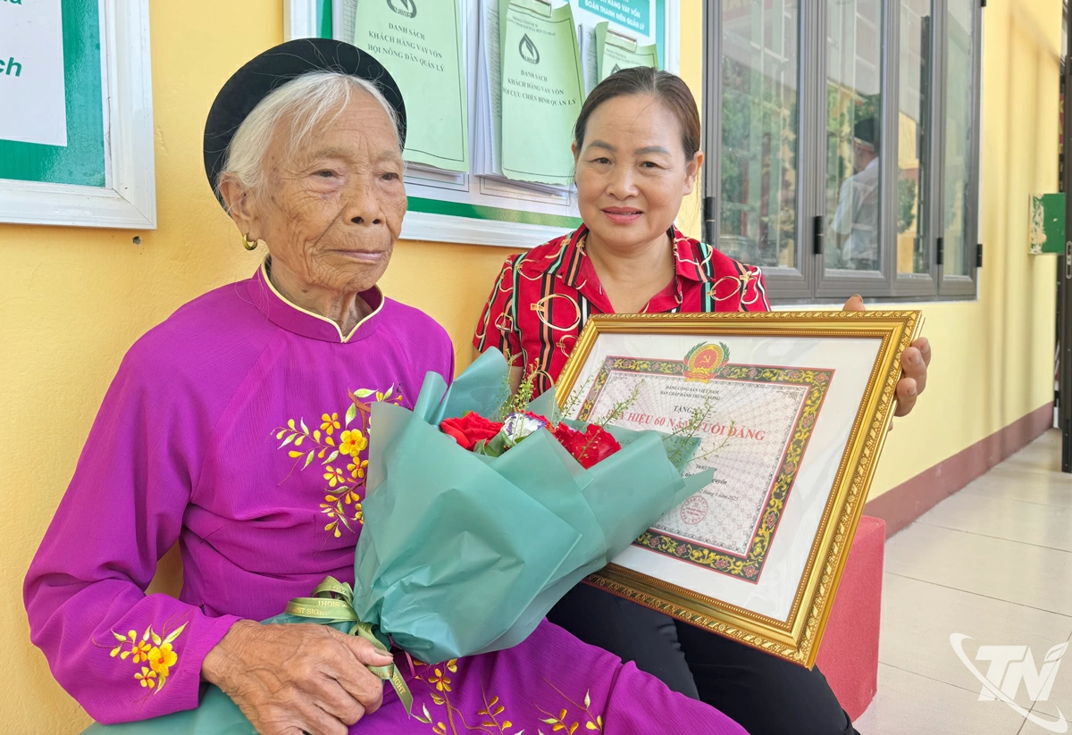 
Bà Vũ Thị Đào vinh dự được tặng Huy hiệu 60 năm tuổi Đảng.
