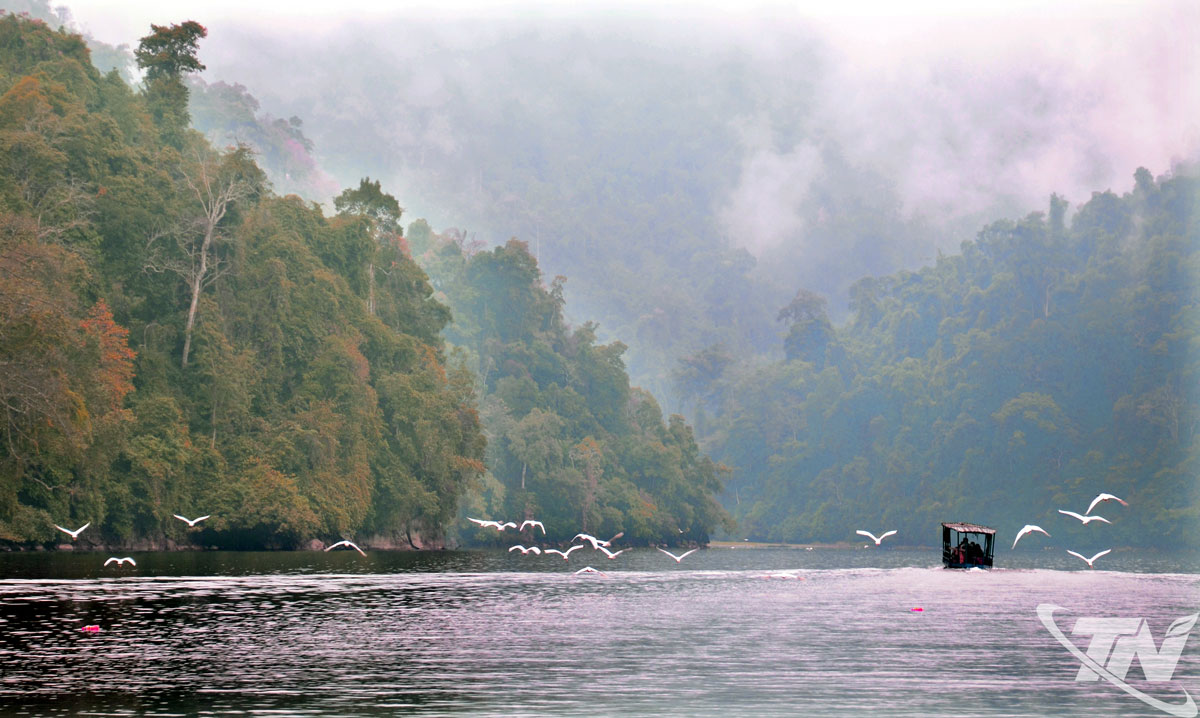 Trong sương thu mờ ảo đã tạo nên vẻ đẹp huyền bí cho hồ Ba Bể. Ảnh: Đào Tuấn