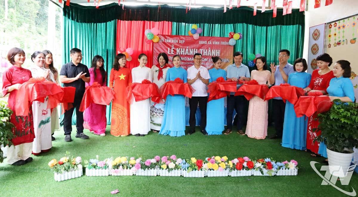 Cắt băng khánh thành lớp học tại Điểm trường Mầm non Lủng Siên