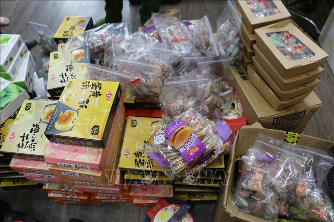 Lực lượng chức năng tỉnh Nghệ An phát hiện và thu giữ gần 4.200 chiếc bánh trung thu không rõ nguồn gốc xuất xứ tại 2 cơ sở kinh doanh ở phường Trường Vinh và phường Vinh Phú.