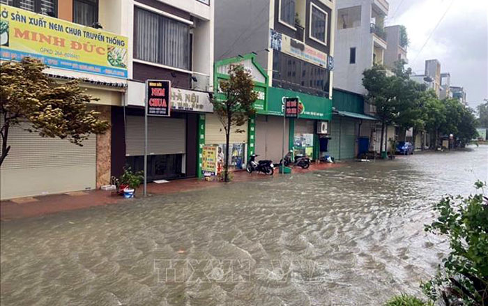 Khu vực sảnh chung cư Tân Thành 1, phường Hạc Thành, Thanh Hóa, nước vẫn tiếp tục dâng cao.