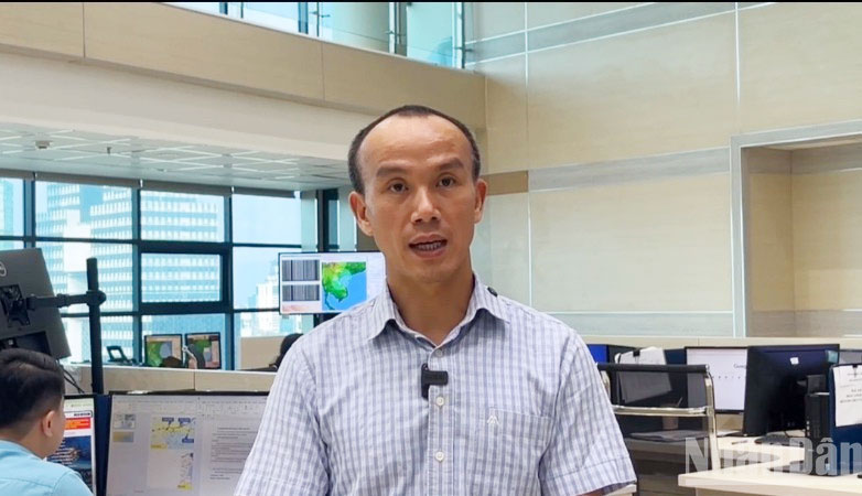 Ông Hoàng Phúc Lâm chia sẻ với báo chí về những dự báo diễn tiến bão số 9.