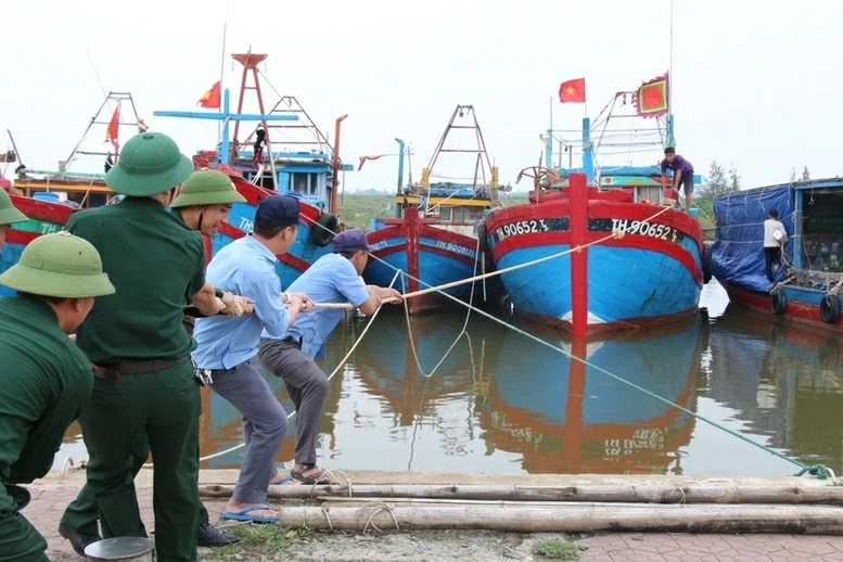 Kêu gọi, hướng dẫn tàu thuyền về nơi tránh trú bão để bảo đảm an toàn. Ảnh: chinhphu.vn