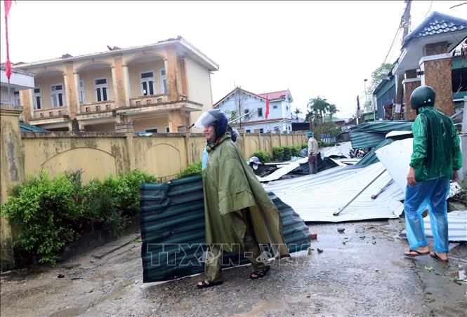 Chính quyền địa phương hỗ trợ người dân khắc phục hậu quả mưa bão.