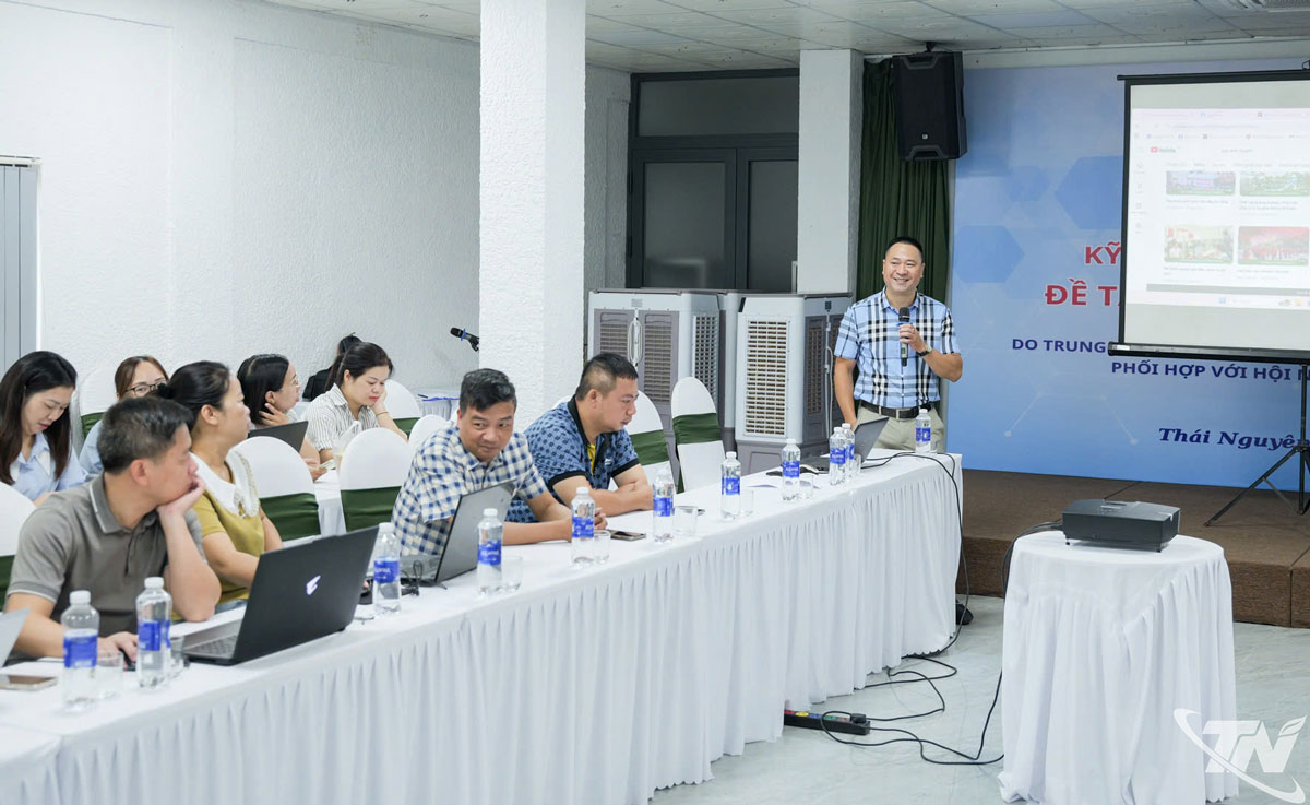 Nhà báo Trần Ngọc Long, Trưởng phòng truyền thông đa phương tiện, Báo Điện tử VietnamPlus, Thông tấn xã Việt Nam giới thiệu học viên tầm quan trọng của SEO đối với báo điện tử.