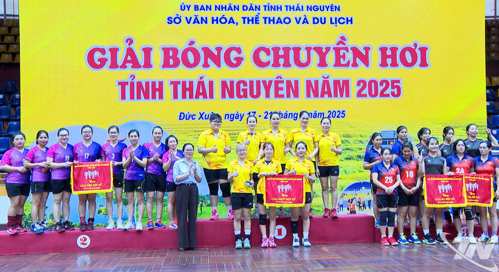 Ban Tổ chức trao giải cho các đội thi đấu nội dung từ 40 tuổi trở xuống