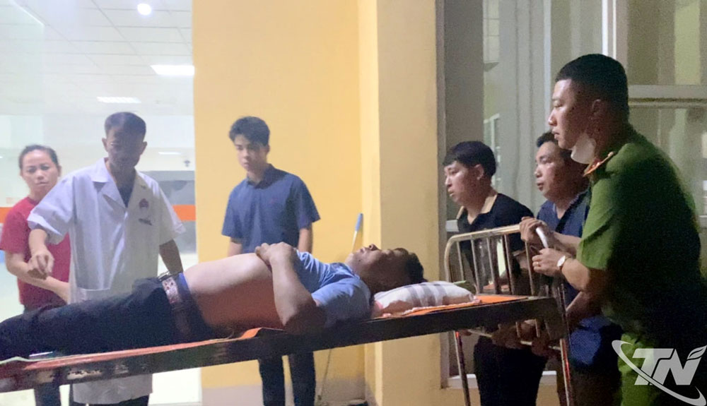 Công an phường Phúc Thuận đưa người bị tai nạn đi cấp cứu kịp thời.