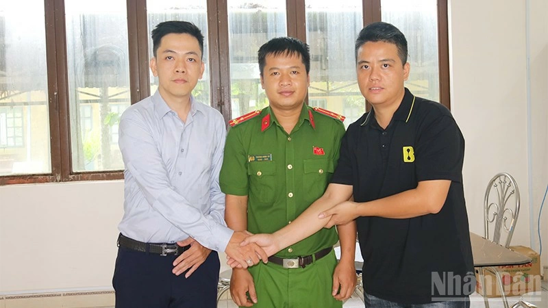 Anh Bùi Văn Bắc (áo đen) và anh Lê Ngọc Khải tại cơ quan công an.