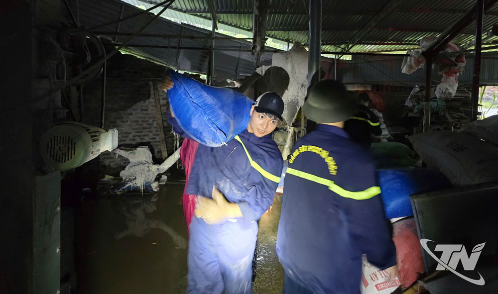 Cảnh sát PCCC và CHCN, Công an tỉnh hỗ trợ người dân di dời tài sản.