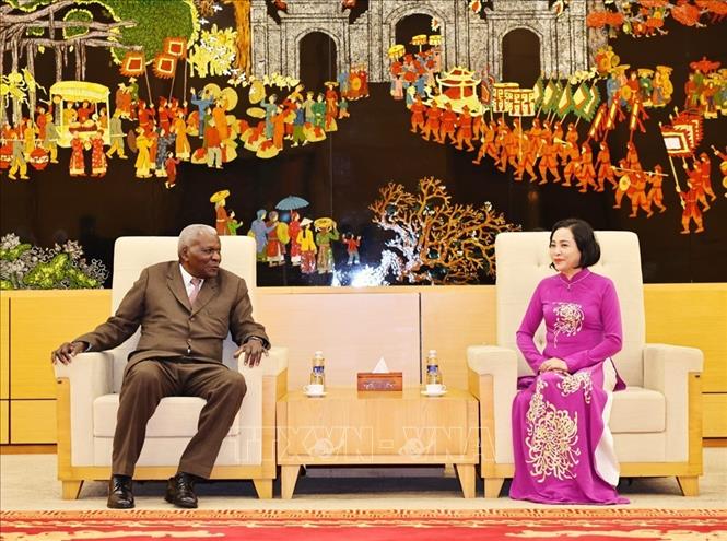 Phó Chủ tịch Quốc hội Nguyễn Thị Thanh đón Chủ tịch Quốc hội Cuba Esteban Lazo Hernández tại sân bay quốc tế Nội Bài. Ảnh: Minh Đức/TTXVN