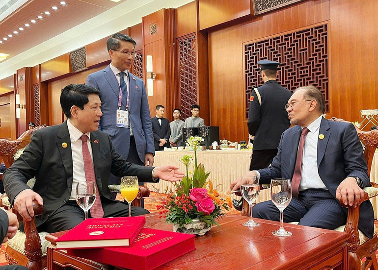 Chủ tịch nước Lương Cường gặp Thủ tướng Malaysia Anwar Ibrahim. (Ảnh: TTXVN)