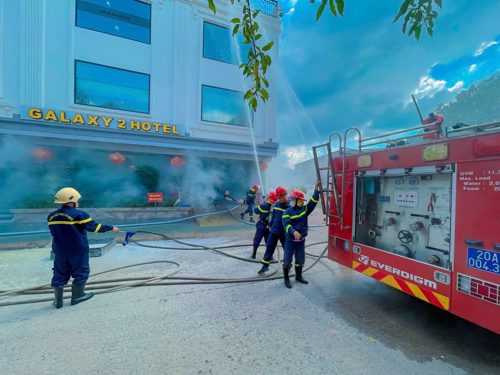 Lực lượng chữa cháy chuyên nghiệp triển khai lực lượng chữa cháy.