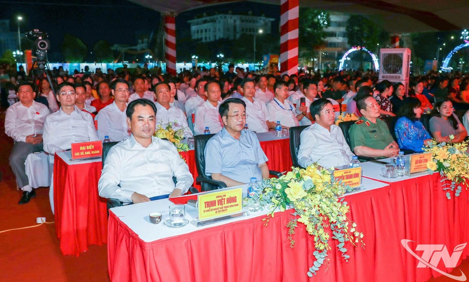 Đồng chí Trịnh Việt Hùng, Ủy viên dự khuyết Trung ương Đảng, Bí thư Tỉnh ủy, và các đại biểu dự Chương trình tại Quảng trường Võ Nguyên Giáp.