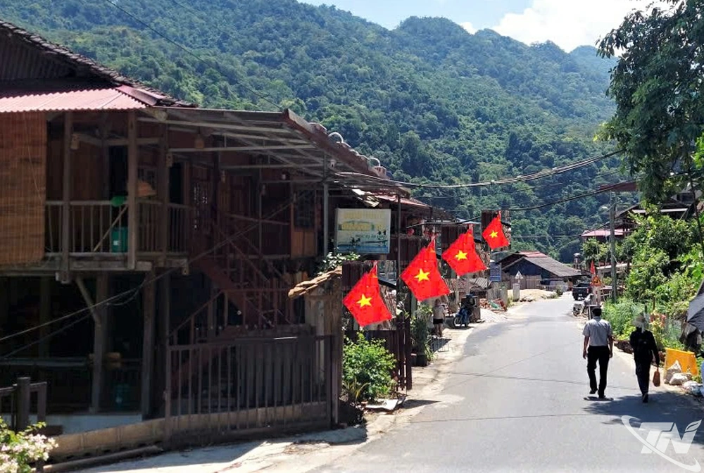 Treo cờ Tổ quốc, một nét đẹp văn hóa ở các khu dân cư của tỉnh (ảnh chụp tại thôn Pác Ngòi, xã Ba Bể).