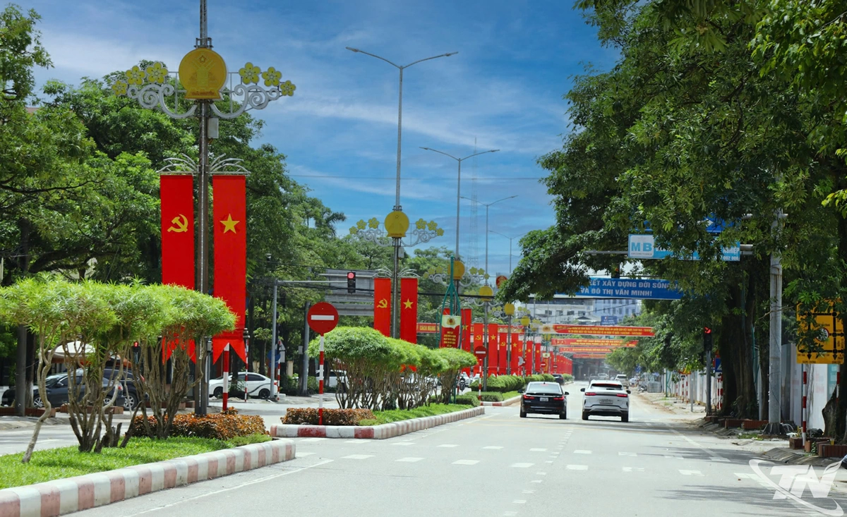 Khắp các ngả đường, tuyến phố trên địa bàn tỉnh Thái Nguyên đều rực rỡ cờ hoa chào mừng 80 năm Cách mạng Tháng Tám và Quốc khánh 2-9. Ảnh Kim NgÂN