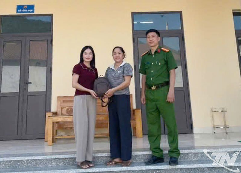 Nhận lại tài sản, chị Nông Thị Tấm Ánh vui mừng, xúc động và bày tỏ lời cảm ơn đến chị Lâm Thị Sáu cùng Công an xã Ba Bể.