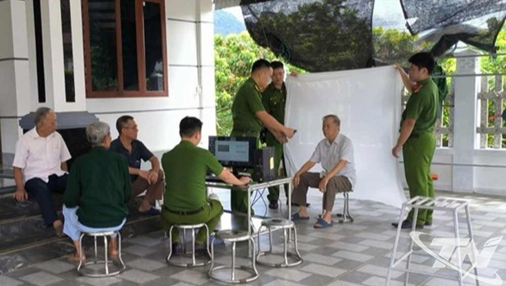 Công an xã La Hiên hỗ trợ cấp đổi Thẻ đảng viên tại cơ sở.