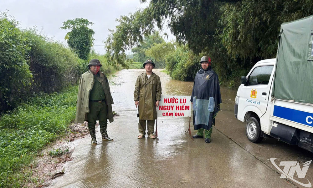 Công an xã Phượng Tiến bố trí điểm chốt đảm bảo an toàn tại điểm ngập lụt.