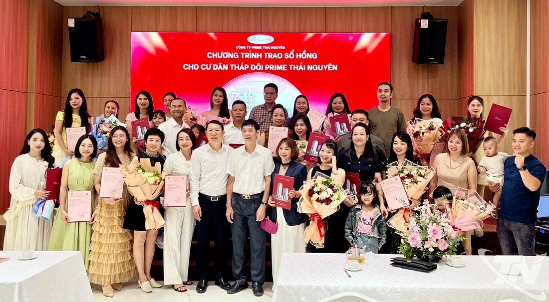 Cư dân Toà tháp đôi Prime Thái Nguyên phấn khởi vì được trao giấy chứng nhận sở hữu căn hộ đúng thời hạn.