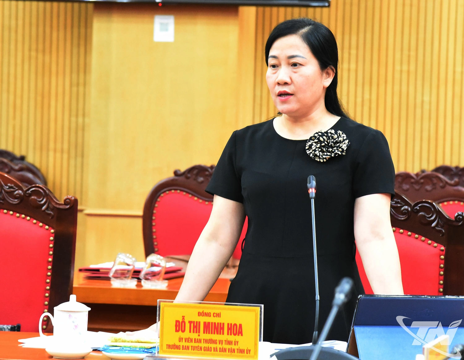 Đồng chí Đỗ Thị Minh Hoa, Ủy viên Ban Thường vụ, Trưởng Ban Tuyên giáo và Dân vận Tỉnh ủy, phát biểu tại Hội nghị.