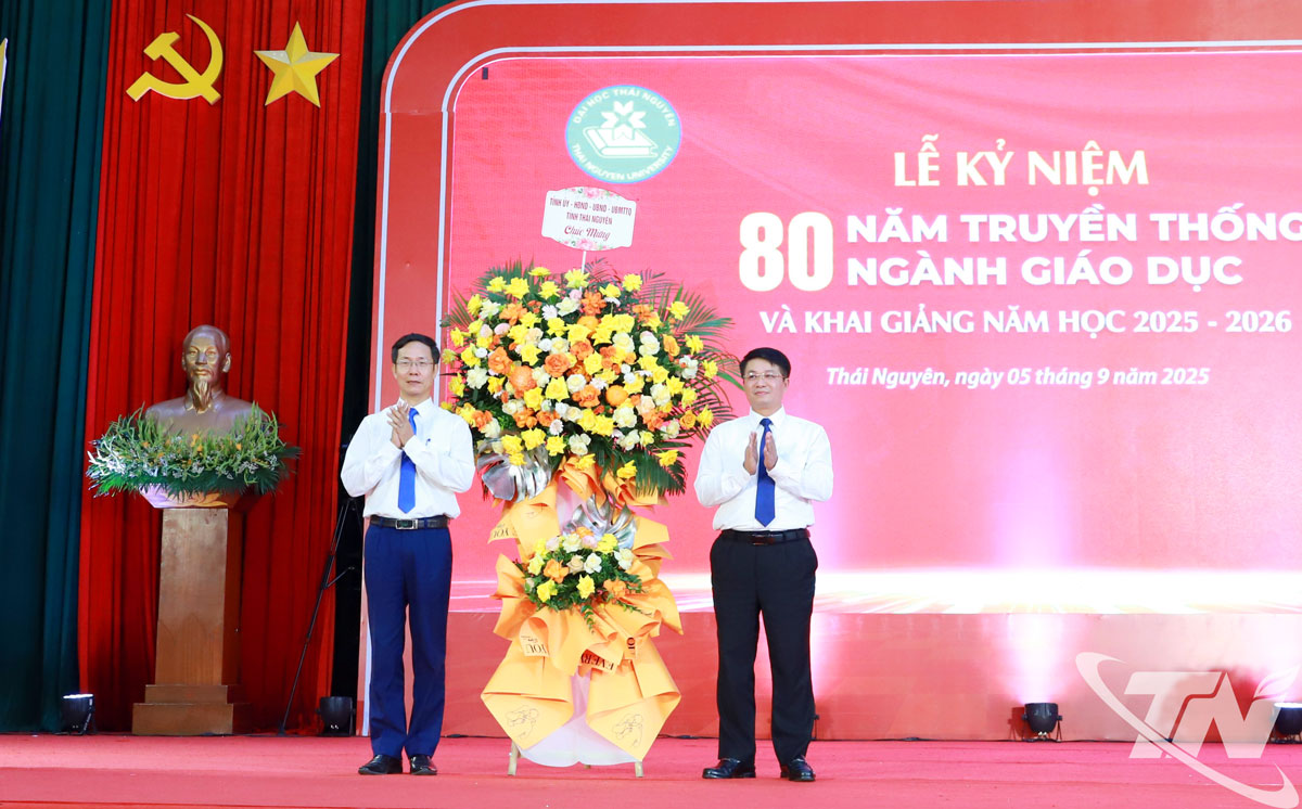 Đồng chí Nông Quang Nhất, Phó Chủ tịch UBND tỉnh tặng hoa, chúc mừng năm học mới Đại học Thái Nguyên.