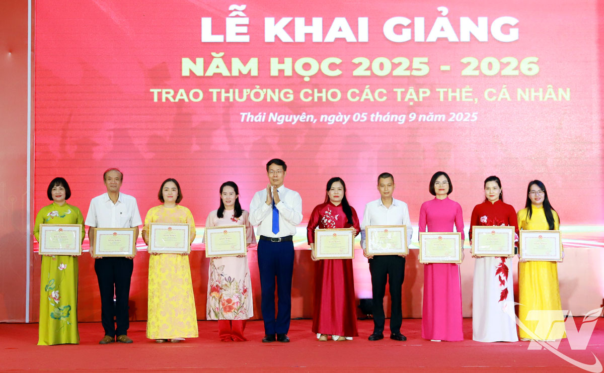 Các cá nhân đã đạt thành tích xuất sắc năm 2023 và năm 2024 nhận Bằng khen của Bộ trưởng Bộ Giáo dục và Đào tạo.