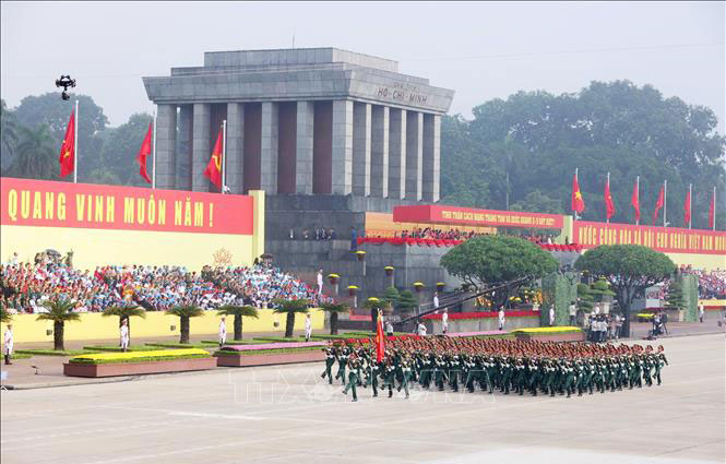 Khối sĩ quan Lục quân diễu qua Lễ đài.