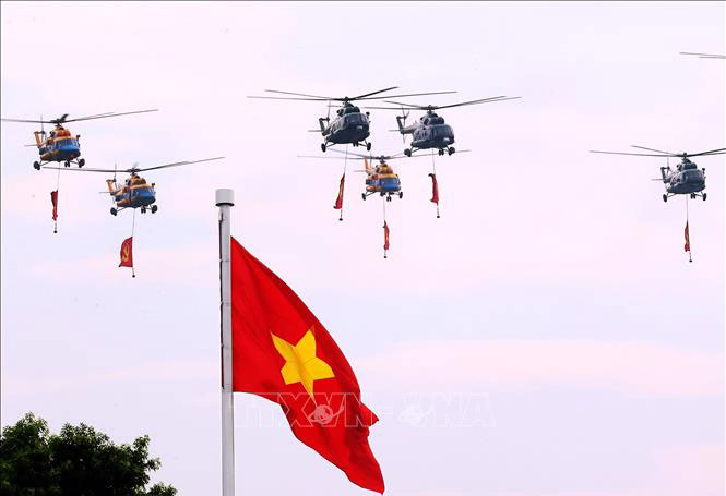 Mở đầu cuộc diễu binh, diễu hành là biên đội máy bay trực thăng của Không quân nhân dân mang theo cờ Đảng, cờ Tổ quốc bay qua khu vực Quảng trường Ba Đình.