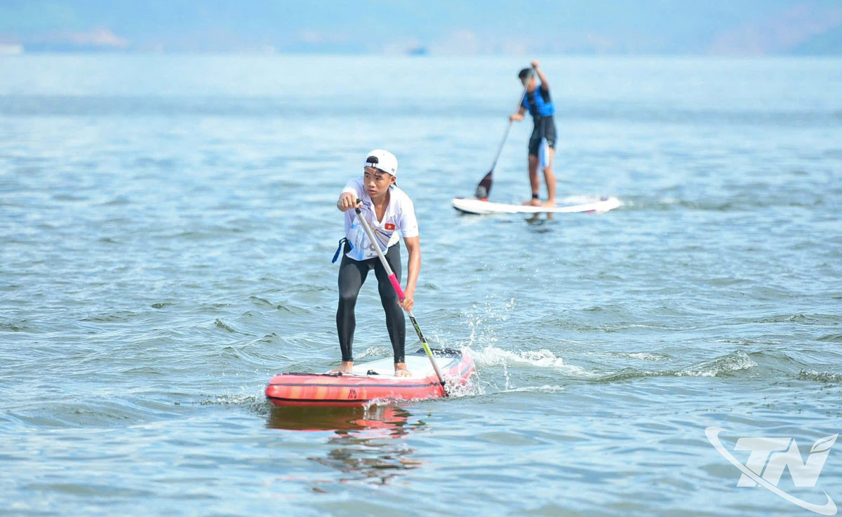 Vận động viên Hồ Minh Hoàng (Thái Nguyên) thi đấu nội dung Chèo SUP đứng.