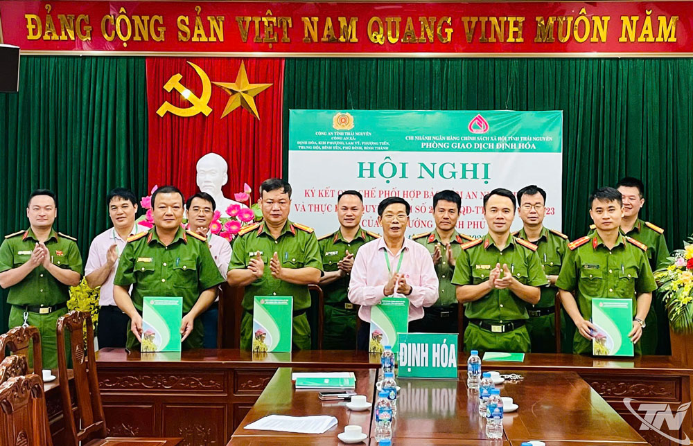 Ký kết phối hợp hỗ trợ người chấp hành xong án phạt tù giữa Phòng Giao dịch NHCSXH Định Hóa và Công an các xã: Định Hoá, Phượng Tiến, Lam Vỹ, Kim Phượng, Trung Hội, Bình Yên, Bình Thành, Phú Đình