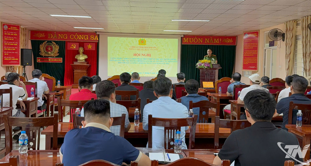 Cán bộ Phòng Cảnh sát PCCC và CNCH phổ biến các văn bản pháp luật.