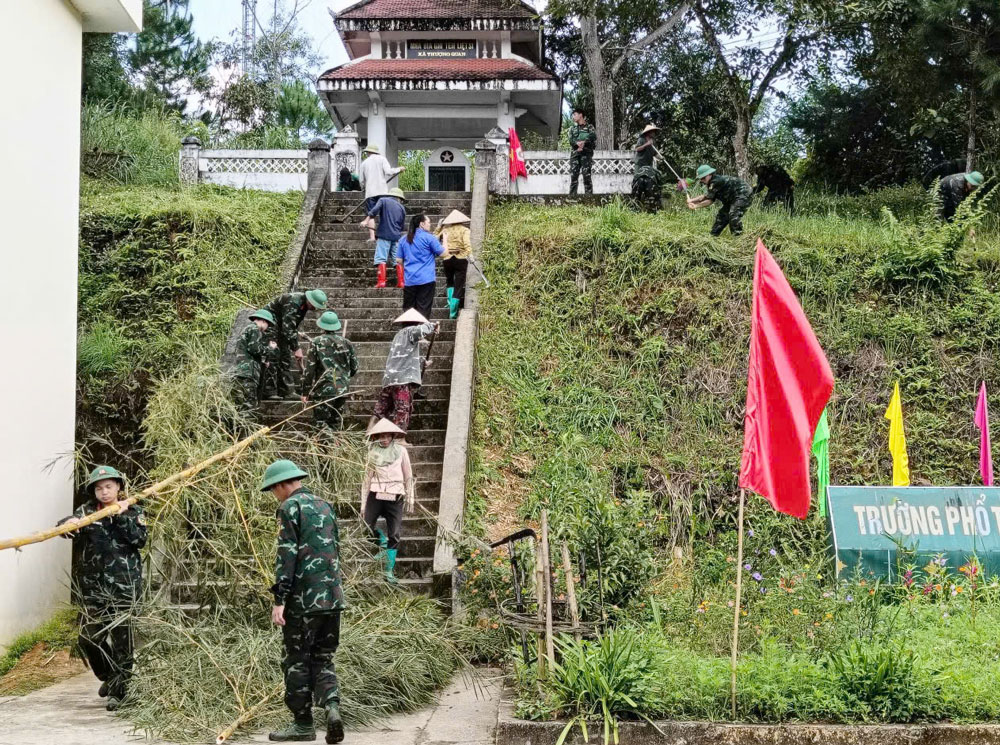 Cán bộ, chiến sĩ  Trung đoàn bộ binh 750 phát quang khu vực nhà bia liệt sĩ xã Thượng Quan.