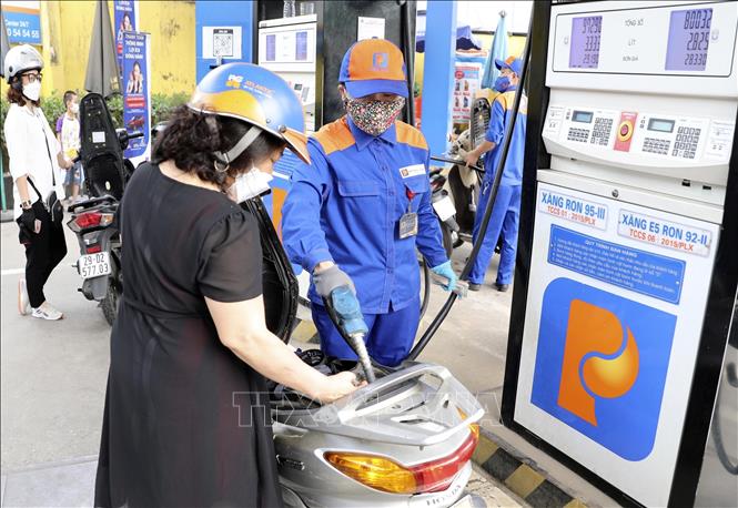 Mua, bán xăng tại một điểm kinh doanh của Petrolimex. Ảnh: Trần Việt/TTXVN