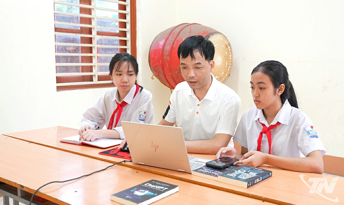 Thầy giáo Bùi Đức Toàn cùng các em học sinh Trường THCS Hồng Tiến, phường Phổ Yên.