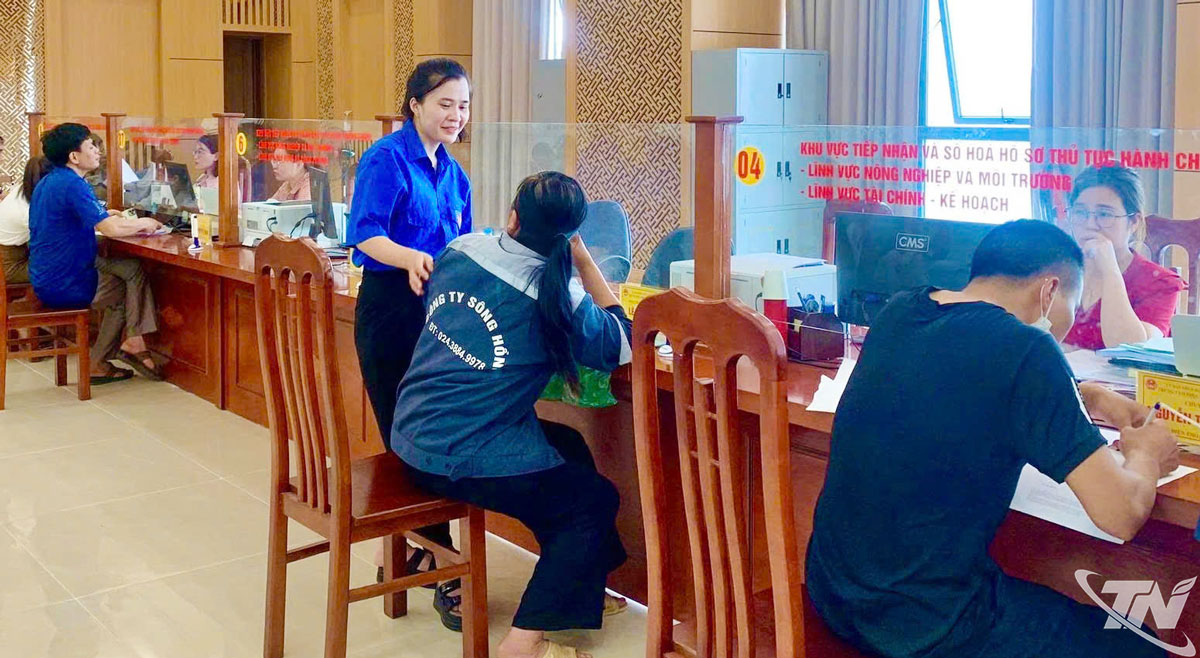 Đoàn thanh niên phường Vạn Xuân hỗ trợ, hướng dẫn người dân làm thủ tục hành chính.