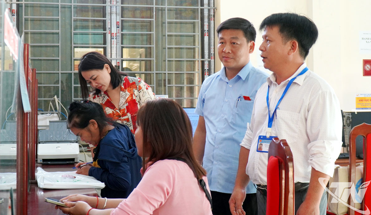 Đoàn công tác khảo sát tại Trung tâm Phục vụ hành chính công xã Nghĩa Tá