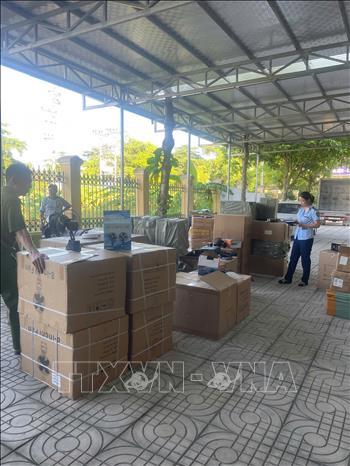 Lực lượng chức năng kiểm tra hàng hóa vi phạm.