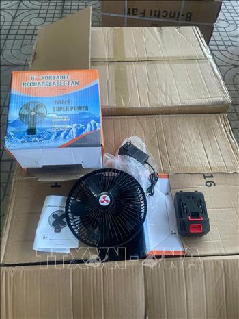 Quạt tích điện và sạc không hóa đơn, chứng từ, không đảm bảo an toàn sử dụng.