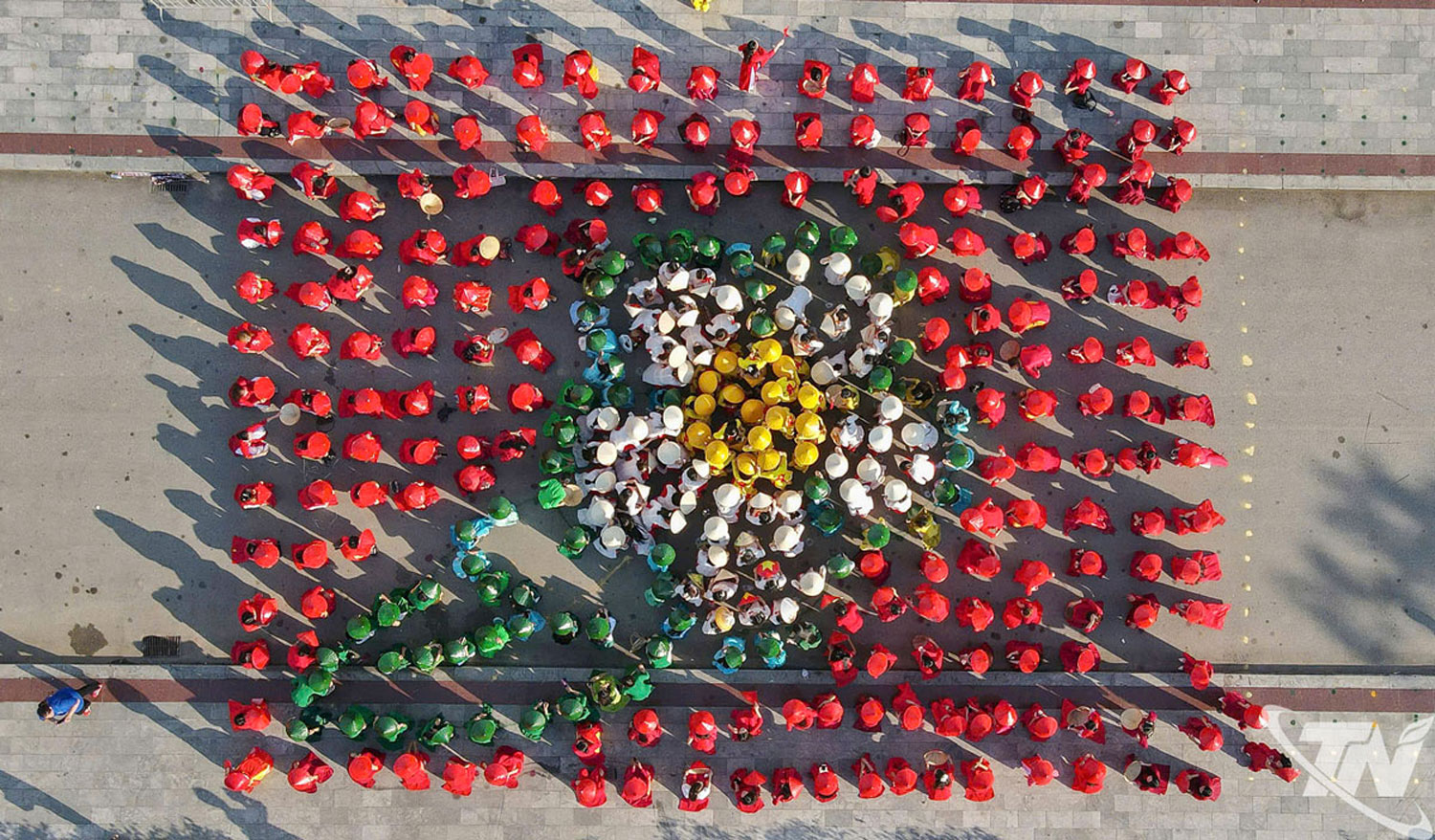 Phụ nữ Thái Nguyên trong trang phục áo dài tạo hình hoa trà tại sự kiện