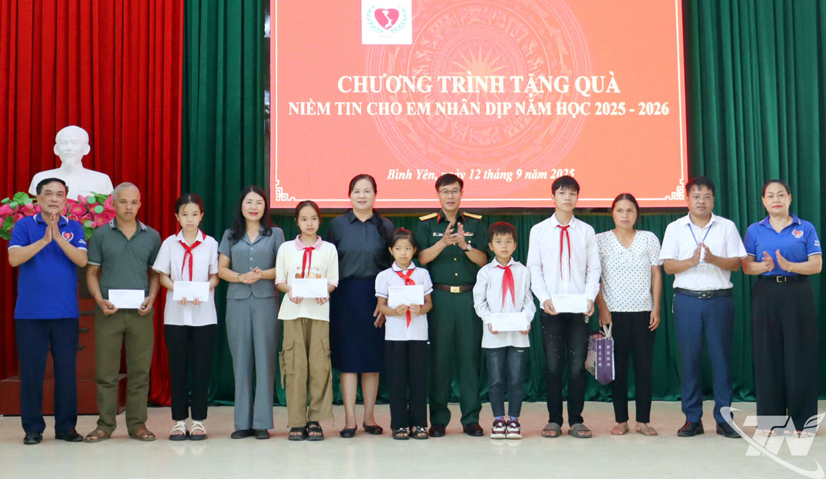 Ban Tổ chức trao học bổng Niềm tin cho em tại xã Bình Yên.