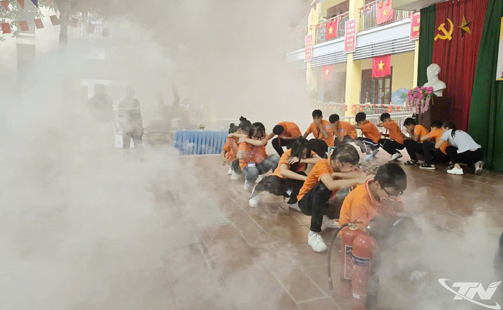 Học sinh Trường Tiểu học và THCS Tân Quang trải nghiệm kỹ năng thoát nạn trong đám cháy.